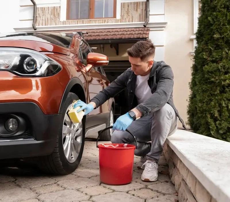 Lavage auto à domicile Saussenac : professionnel intervenant sur un véhicule